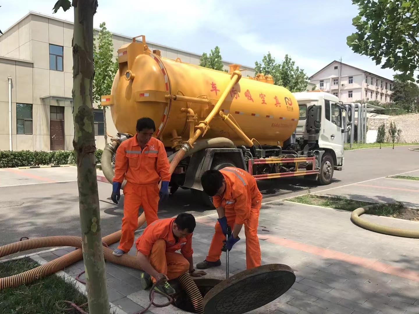 武胜管道疏通车停在窨井附近