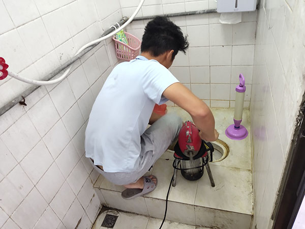 武胜管道堵塞冒臭气 专业师傅现场解决问题